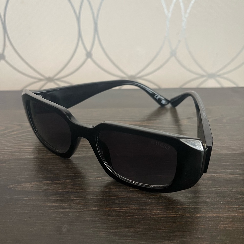 GUESS Sleek Black Women's Sunglasses
